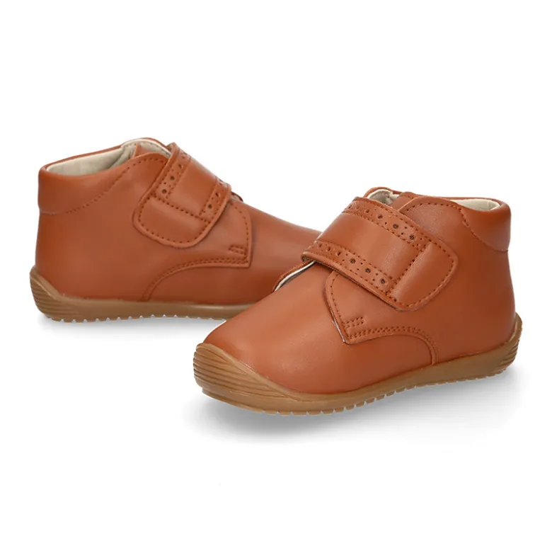 Botita casual respetuosa niños OKAA FLEX sin cordones y puntera en color CUERO.