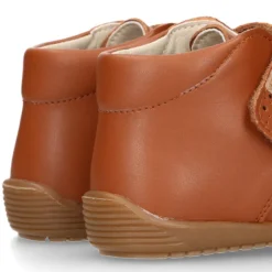 Botita casual respetuosa niños OKAA FLEX sin cordones y puntera en color CUERO.