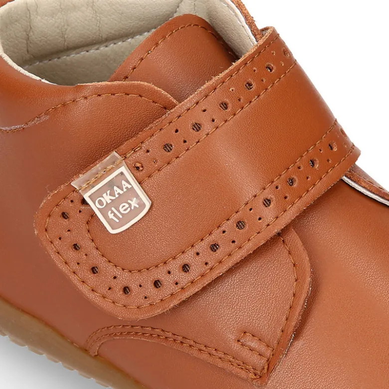 Botita casual respetuosa niños OKAA FLEX sin cordones y puntera en color CUERO.