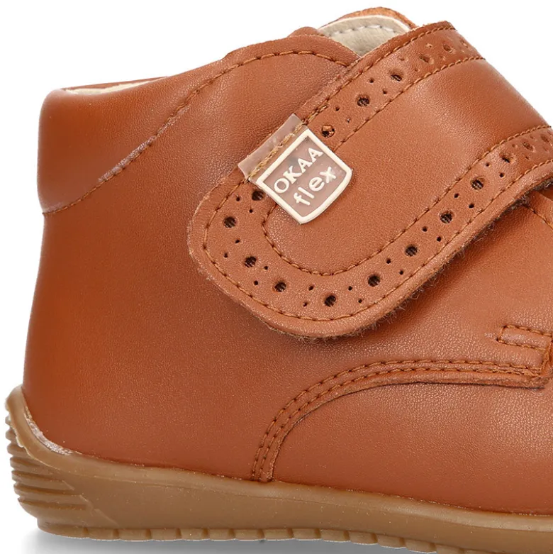 Botita casual respetuosa niños OKAA FLEX sin cordones y puntera en color CUERO.