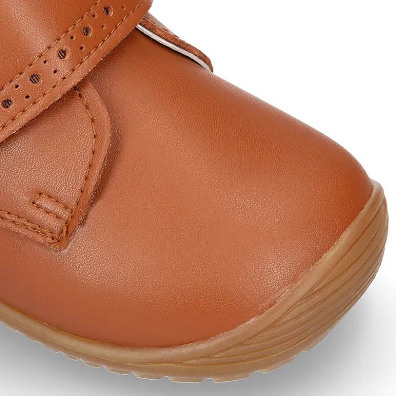 Botita casual respetuosa niños OKAA FLEX sin cordones y puntera en color CUERO.