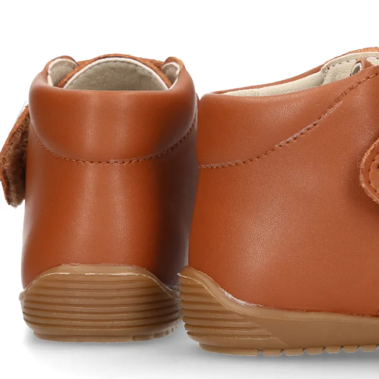 Botita casual respetuosa niños OKAA FLEX sin cordones y puntera en color CUERO.