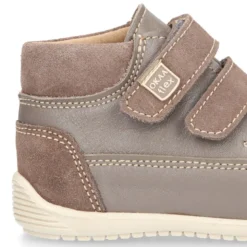 Botita casual respetuosa niños OKAA FLEX sin cordones y puntera en Piel Napa en colores OTOÑALES.