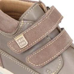 Botita casual respetuosa niños OKAA FLEX sin cordones y puntera en Piel Napa en colores OTOÑALES.