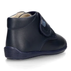 Botita casual respetuosa niños OKAA FLEX sin cordones y puntera en color MARINO.