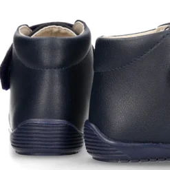 Botita casual respetuosa niños OKAA FLEX sin cordones y puntera en color MARINO.
