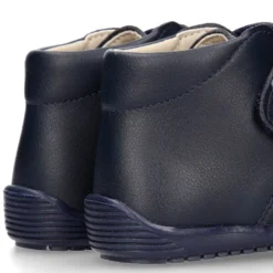 Botita casual respetuosa niños OKAA FLEX sin cordones y puntera en color MARINO.