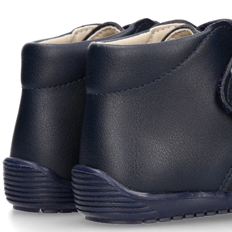Botita casual respetuosa niños OKAA FLEX sin cordones y puntera en color MARINO.