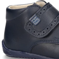 Botita casual respetuosa niños OKAA FLEX sin cordones y puntera en color MARINO.