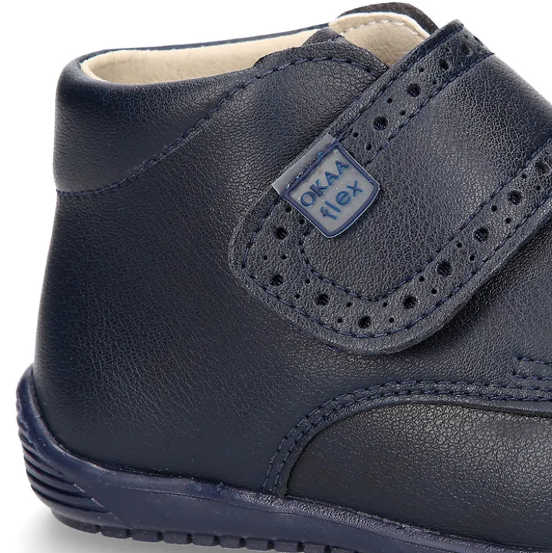 Botita casual respetuosa niños OKAA FLEX sin cordones y puntera en color MARINO.