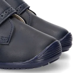 Botita casual respetuosa niños OKAA FLEX sin cordones y puntera en color MARINO.