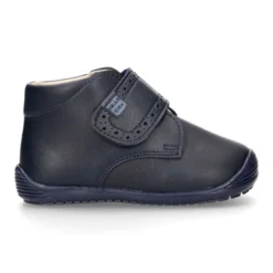 Botita casual respetuosa niños OKAA FLEX sin cordones y puntera en color MARINO.