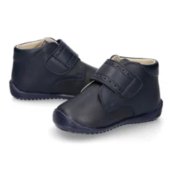 Botita casual respetuosa niños OKAA FLEX sin cordones y puntera en color MARINO.