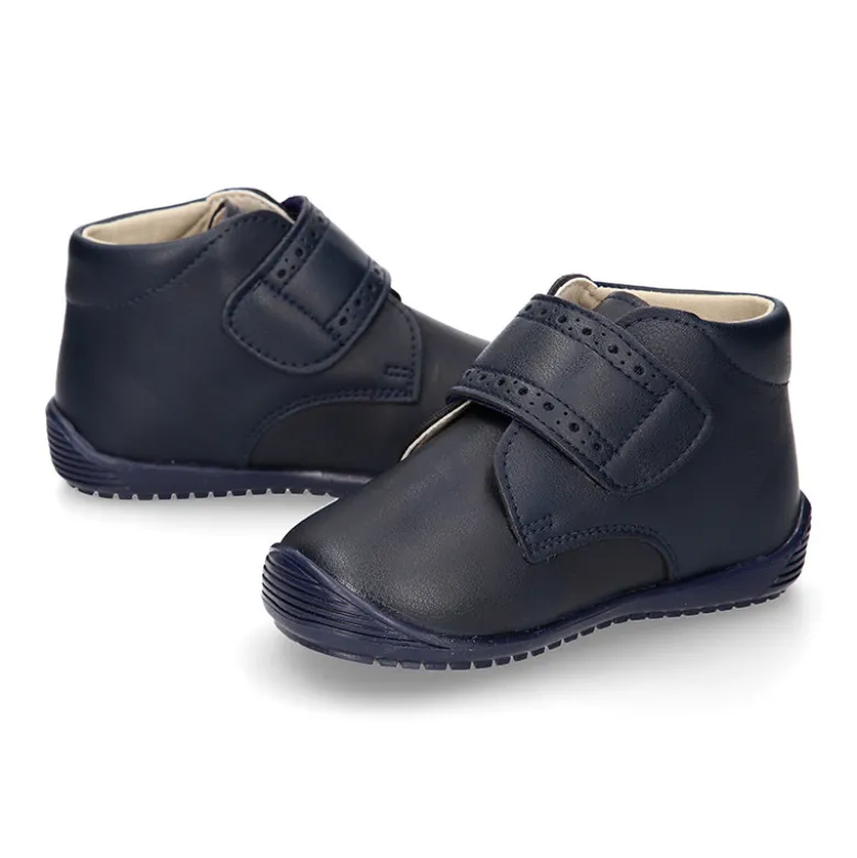 Botita casual respetuosa niños OKAA FLEX sin cordones y puntera en color MARINO.