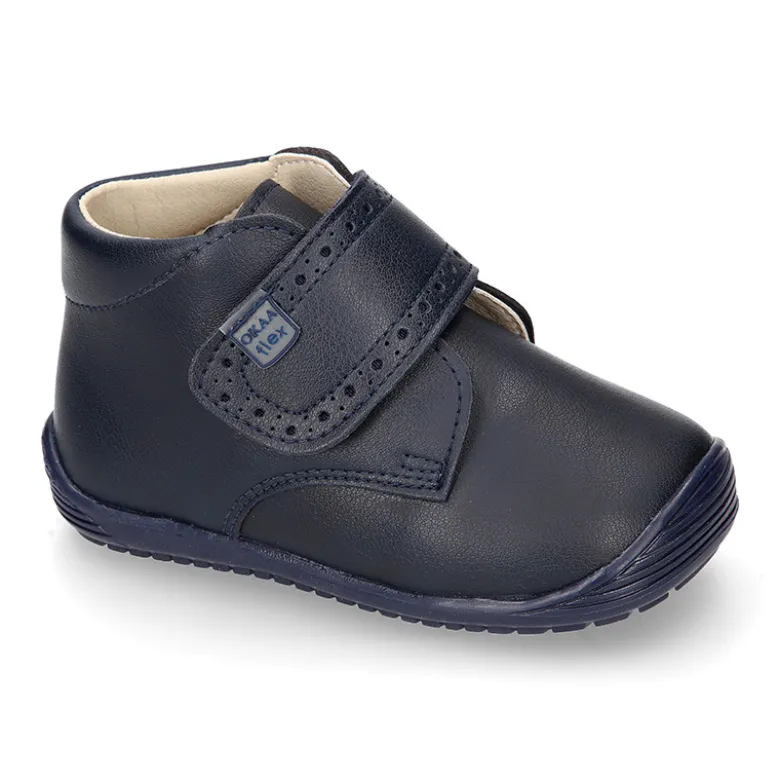 Botita casual respetuosa niños OKAA FLEX sin cordones y puntera en color MARINO.