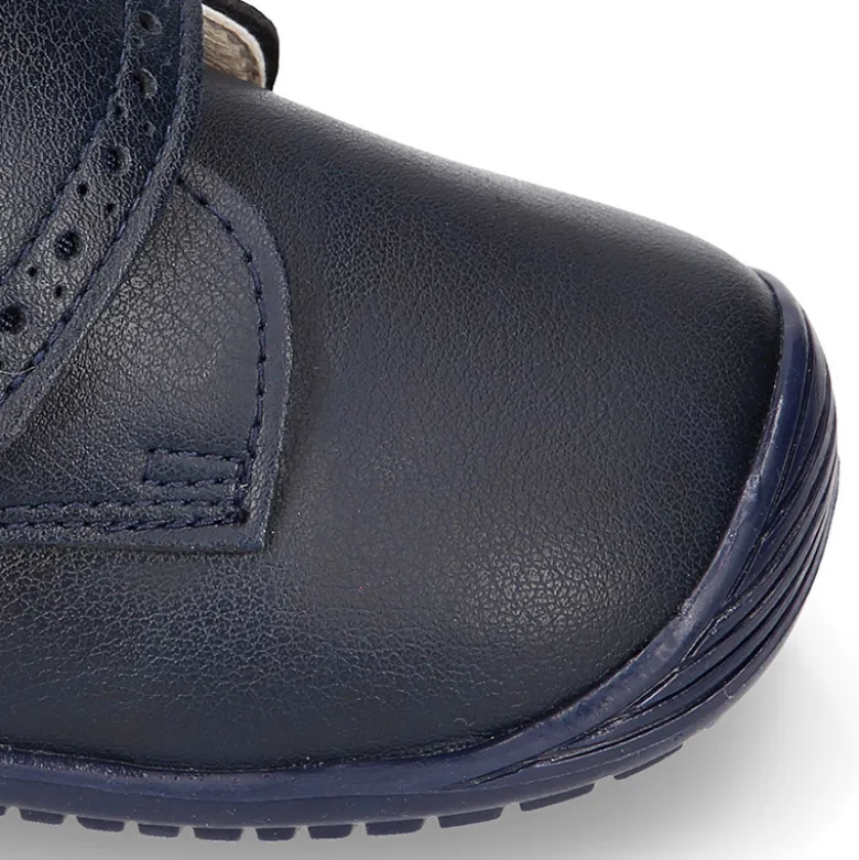 Botita casual respetuosa niños OKAA FLEX sin cordones y puntera en color MARINO.