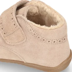 Botita casual respetuosa niños OKAA FLEX sin cordones, picados y forro de lana en Piel Serraje.