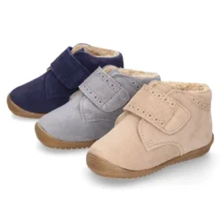 Botita casual respetuosa niños OKAA FLEX sin cordones, picados y forro de lana en Piel Serraje.