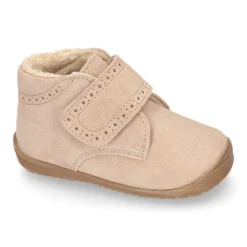 Botita casual respetuosa niños OKAA FLEX sin cordones, picados y forro de lana en Piel Serraje.