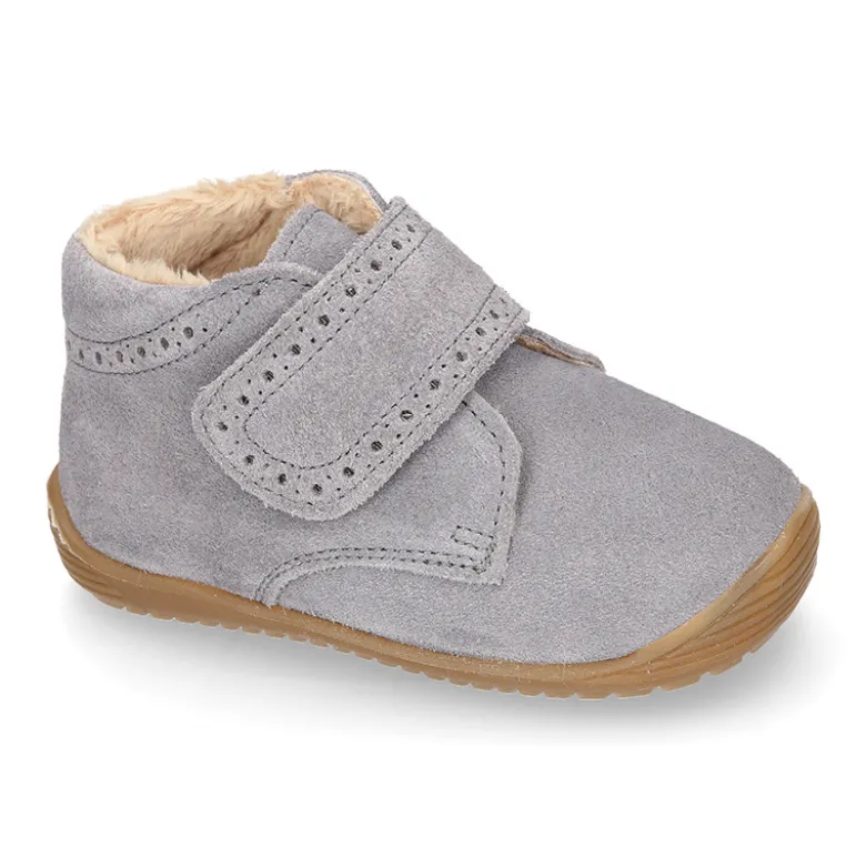 Botita casual respetuosa niños OKAA FLEX sin cordones, picados y forro de lana en Piel Serraje.