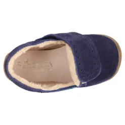 Botita casual respetuosa niños OKAA FLEX sin cordones, picados y forro de lana en Piel Serraje.