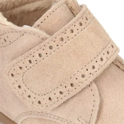 Botita casual respetuosa niños OKAA FLEX sin cordones, picados y forro de lana en Piel Serraje.