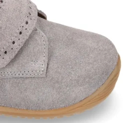 Botita casual respetuosa niños OKAA FLEX sin cordones, picados y forro de lana en Piel Serraje.