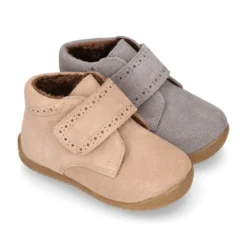 Botita casual respetuosa niños OKAA FLEX sin cordones, picados y forro de lana en Piel Serraje.