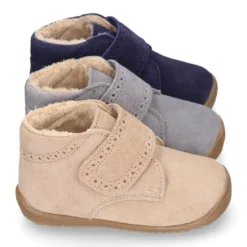 Botita casual respetuosa niños OKAA FLEX sin cordones, picados y forro de lana en Piel Serraje.