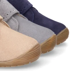 Botita casual respetuosa niños OKAA FLEX sin cordones, picados y forro de lana en Piel Serraje.