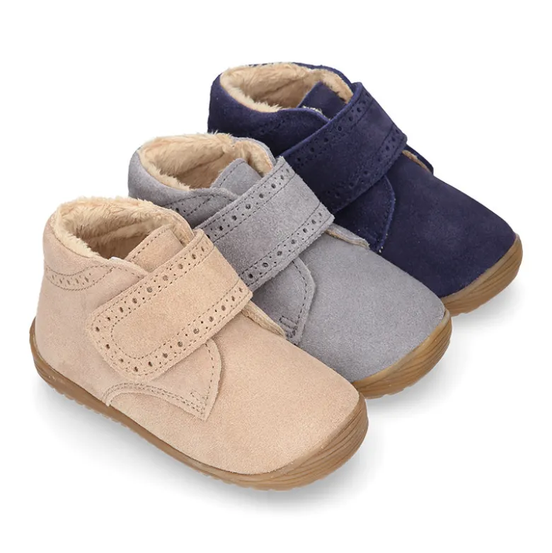 Botita casual respetuosa niños OKAA FLEX sin cordones, picados y forro de lana en Piel Serraje.