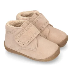 Botita casual respetuosa niños OKAA FLEX sin cordones, picados y forro de lana en Piel Serraje.