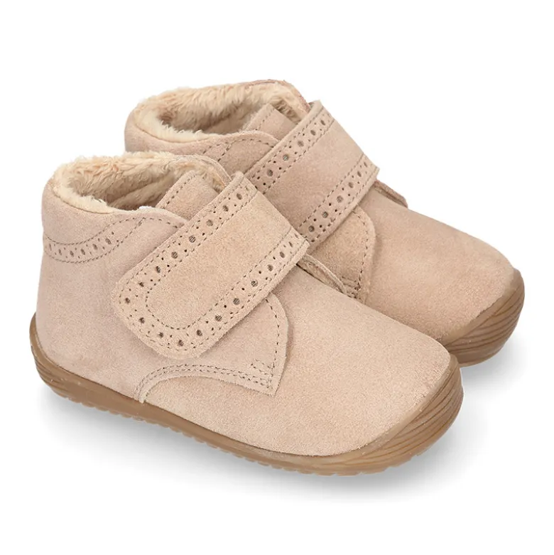Botita casual respetuosa niños OKAA FLEX sin cordones, picados y forro de lana en Piel Serraje.