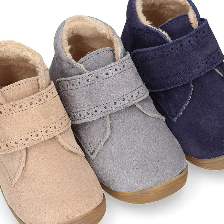 Botita casual respetuosa niños OKAA FLEX sin cordones, picados y forro de lana en Piel Serraje.