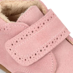 Botita casual respetuosa niños OKAA FLEX sin cordones, picados y forro de lana en Piel Serraje ROSA.
