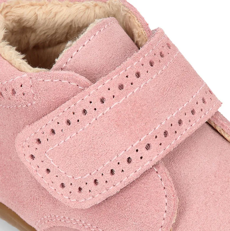 Botita casual respetuosa niños OKAA FLEX sin cordones, picados y forro de lana en Piel Serraje ROSA.