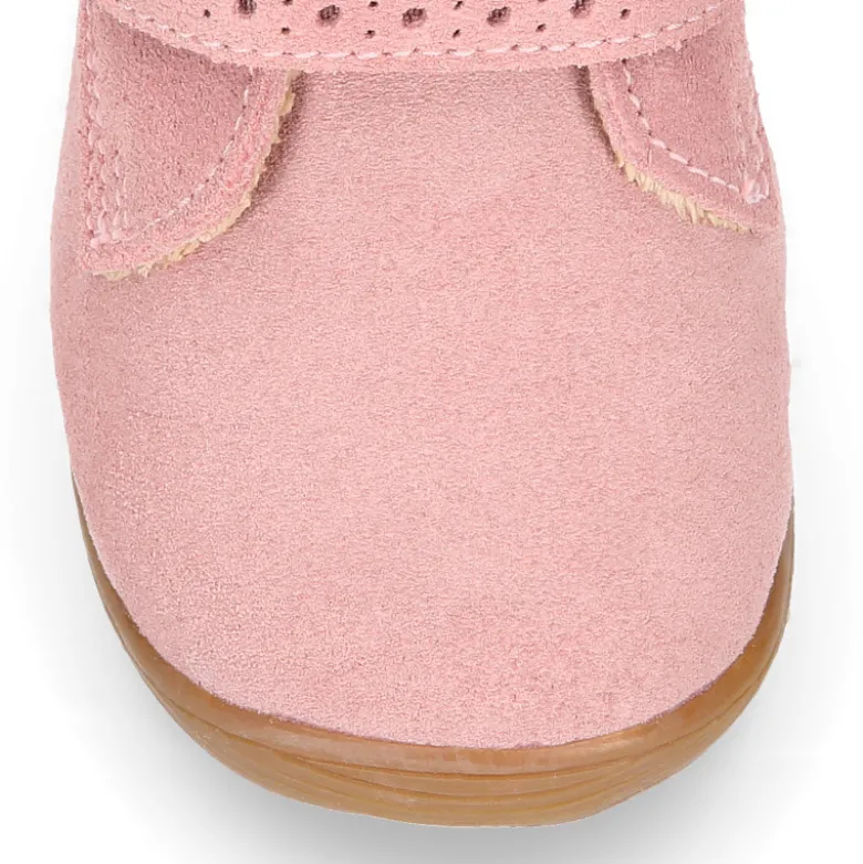 Botita casual respetuosa niños OKAA FLEX sin cordones, picados y forro de lana en Piel Serraje ROSA.