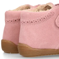 Botita casual respetuosa niños OKAA FLEX sin cordones, picados y forro de lana en Piel Serraje ROSA.