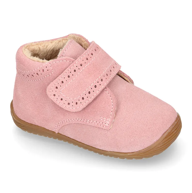 Botita casual respetuosa niños OKAA FLEX sin cordones, picados y forro de lana en Piel Serraje ROSA.