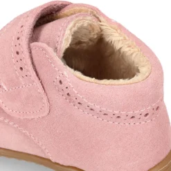 Botita casual respetuosa niños OKAA FLEX sin cordones, picados y forro de lana en Piel Serraje ROSA.