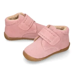 Botita casual respetuosa niños OKAA FLEX sin cordones, picados y forro de lana en Piel Serraje ROSA.