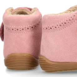 Botita casual respetuosa niños OKAA FLEX sin cordones, picados y forro de lana en Piel Serraje ROSA.