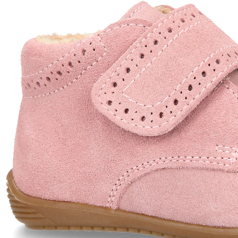 Botita casual respetuosa niños OKAA FLEX sin cordones, picados y forro de lana en Piel Serraje ROSA.