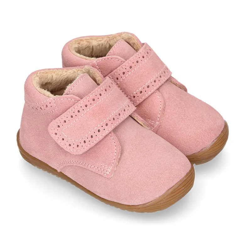 Botita casual respetuosa niños OKAA FLEX sin cordones, picados y forro de lana en Piel Serraje ROSA.