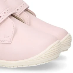 Botita casual respetuosa niños OKAA FLEX sin cordones y puntera en color ROSA.