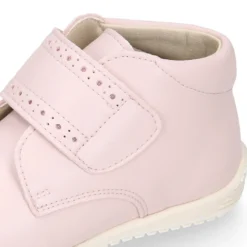 Botita casual respetuosa niños OKAA FLEX sin cordones y puntera en color ROSA.