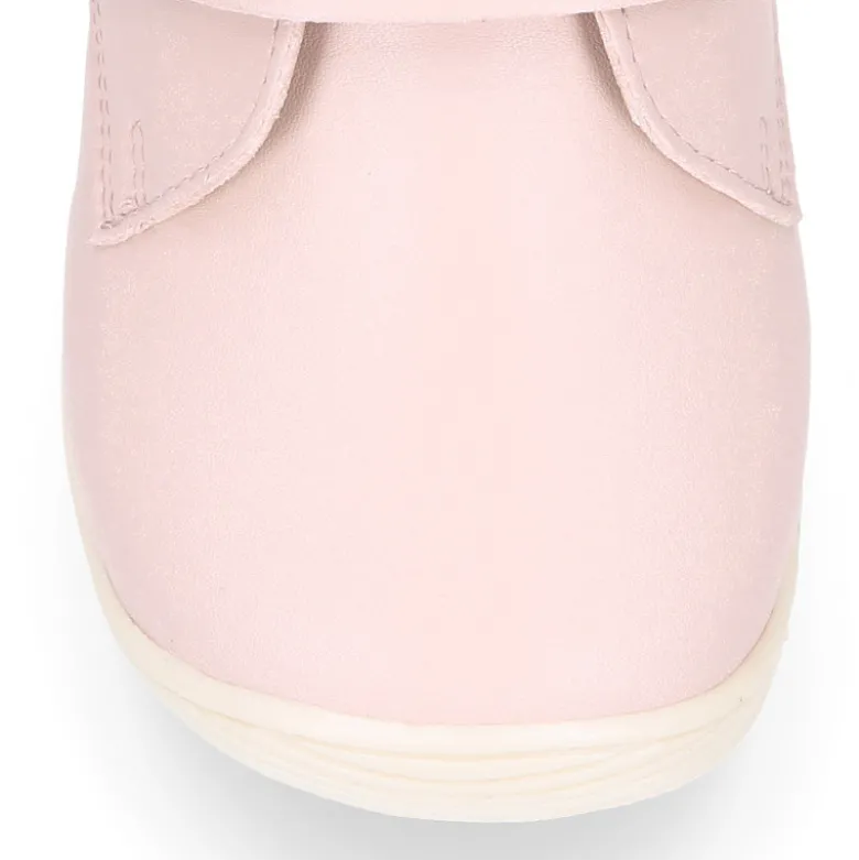 Botita casual respetuosa niños OKAA FLEX sin cordones y puntera en color ROSA.