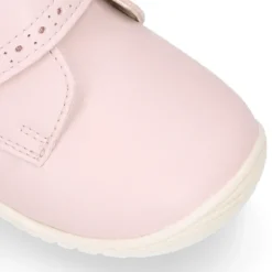 Botita casual respetuosa niños OKAA FLEX sin cordones y puntera en color ROSA.