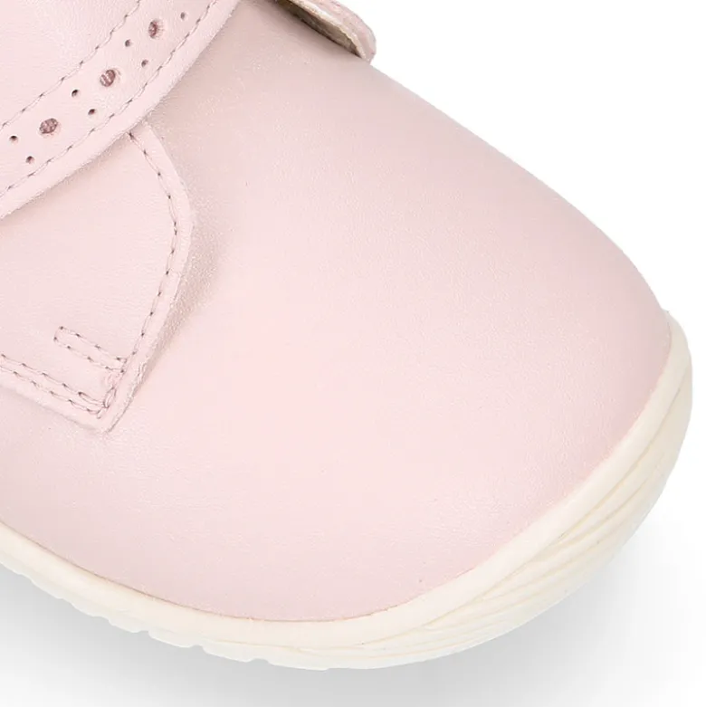 Botita casual respetuosa niños OKAA FLEX sin cordones y puntera en color ROSA.