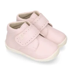 Botita casual respetuosa niños OKAA FLEX sin cordones y puntera en color ROSA.